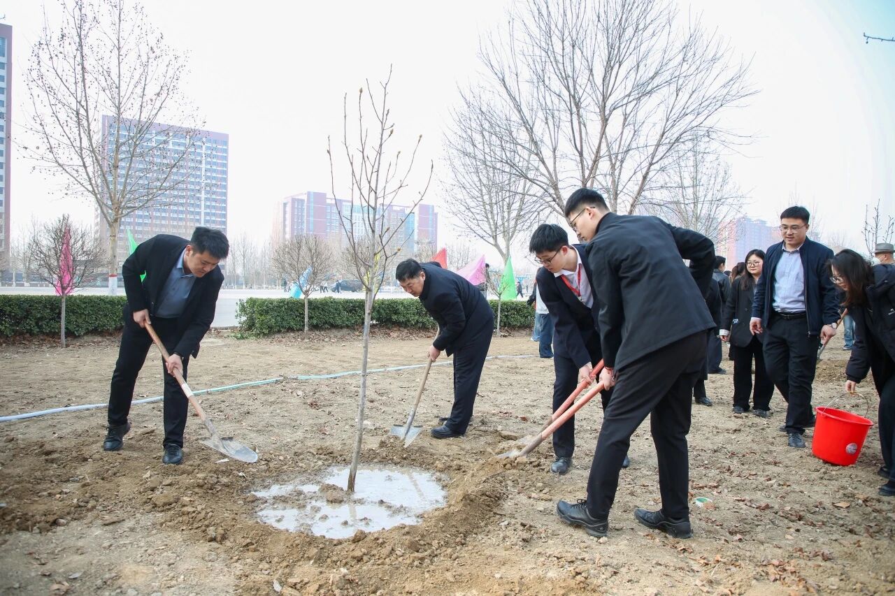 拥抱绿意 种植新生｜beat365官网举办植树节暨田间思政劳动教育实践活动