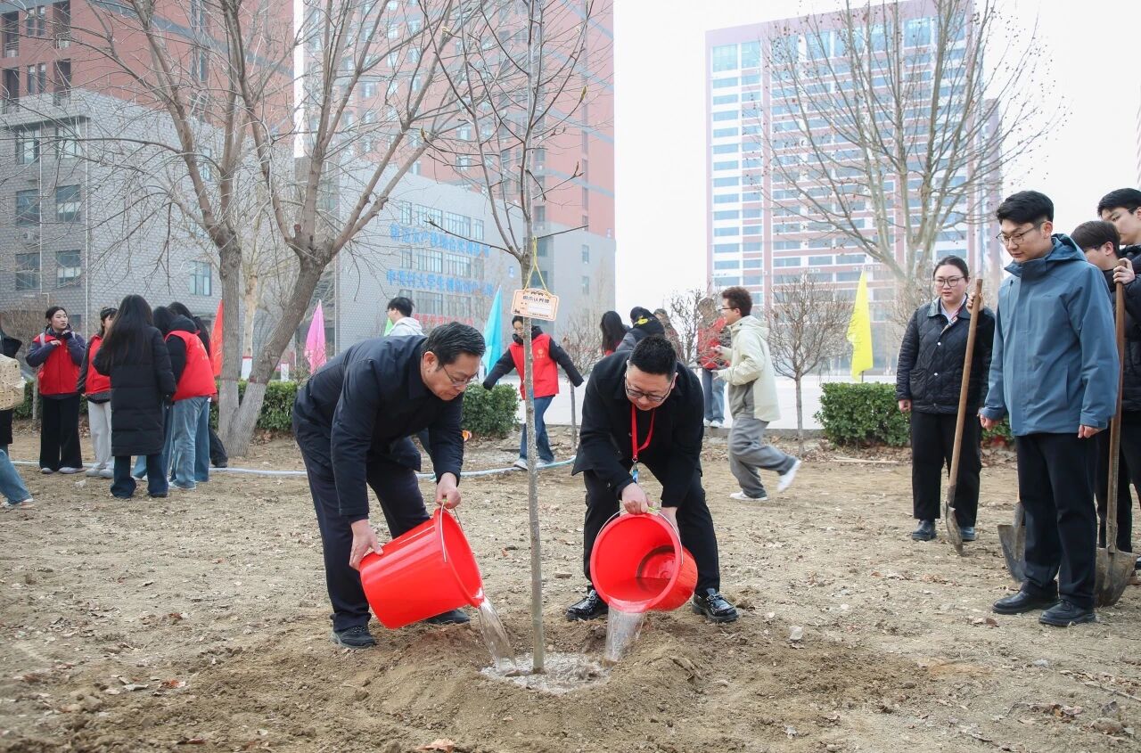 拥抱绿意 种植新生｜beat365官网举办植树节暨田间思政劳动教育实践活动
