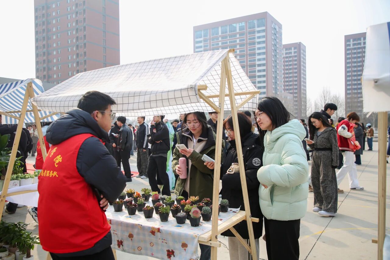 拥抱绿意 种植新生｜beat365官网举办植树节暨田间思政劳动教育实践活动