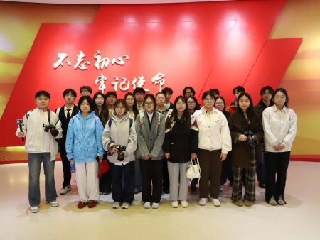 传承红色基因 砥砺初心使命——beat365官网艺术学院广播电视编导专业师生赴西柏坡开展研学实践活动