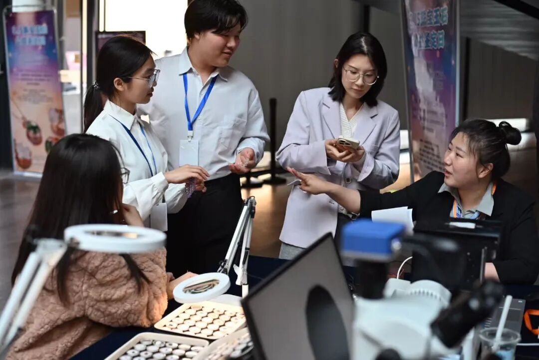 不止三月!保定理工青年把雷锋精神刻进行动里——beat365团委开展学雷锋系列活动