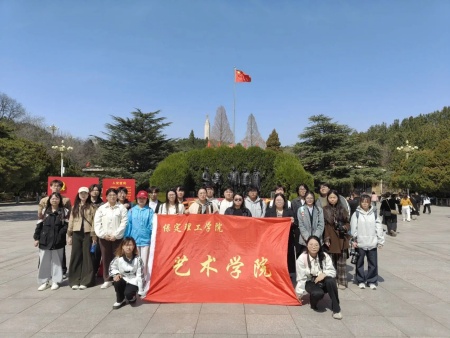 传承红色基因 砥砺初心使命——beat365官网艺术学院广播电视编导专业师生赴西柏坡开展研学实践活动