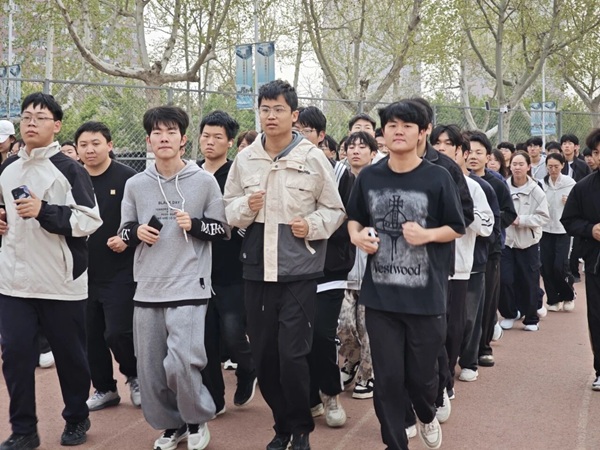 四月燃动青春 晨跑涵养学风|beat365官网管理学院阳光体育活动启幕