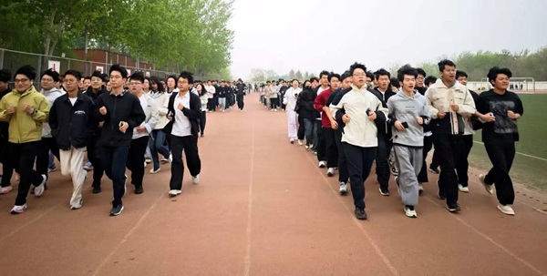 四月燃动青春 晨跑涵养学风|beat365官网管理学院阳光体育活动启幕
