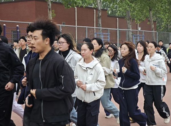 四月燃动青春 晨跑涵养学风|beat365官网管理学院阳光体育活动启幕
