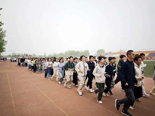 四月燃动青春 晨跑涵养学风|beat365官网管理学院阳光体育活动启幕
