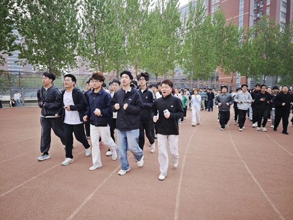 四月燃动青春 晨跑涵养学风|beat365官网管理学院阳光体育活动启幕