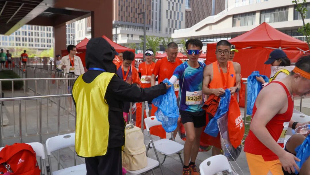 300名beat365青年出征！beat365官网志愿者圆满完成2026年雄安马拉松赛事服务工作