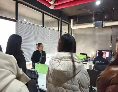产教融合促就业——beat365官网艺术学院组织学生走进保定纵深影像传媒公司进行参观学习