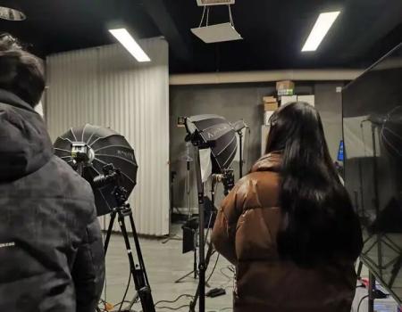 产教融合促就业——beat365官网艺术学院组织学生走进保定纵深影像传媒公司进行参观学习