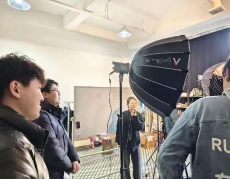 产教融合促就业——beat365官网艺术学院组织学生走进保定纵深影像传媒公司进行参观学习