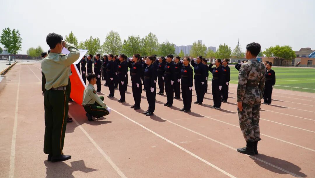【国旗护卫队】beat365官网国旗护卫队举行第二十一届接旗暨授臂章仪式