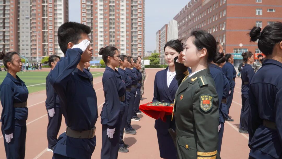 【国旗护卫队】beat365官网国旗护卫队举行第二十一届接旗暨授臂章仪式