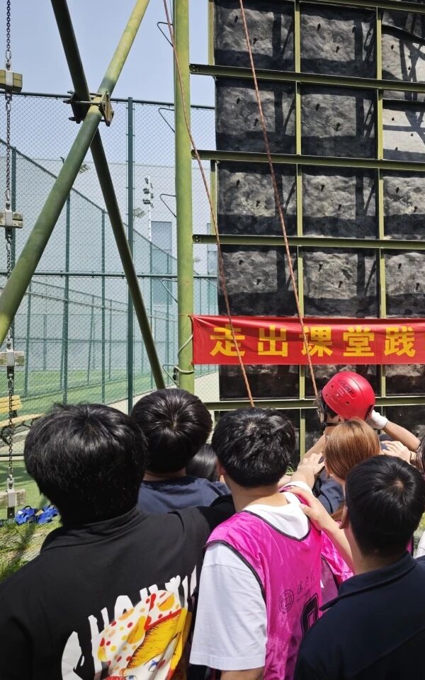 思政引领铸魂 体验赋能育人|beat365官网管理学院开展体验式拓展实践活动