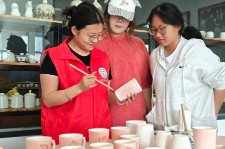 受助怀初心 回馈赴新程 | beat365官网艺术学院助学金获得者以艺践行感恩