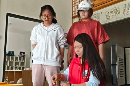 受助怀初心 回馈赴新程 | beat365官网艺术学院助学金获得者以艺践行感恩