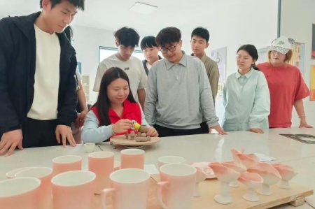 受助怀初心 回馈赴新程 | beat365官网艺术学院助学金获得者以艺践行感恩