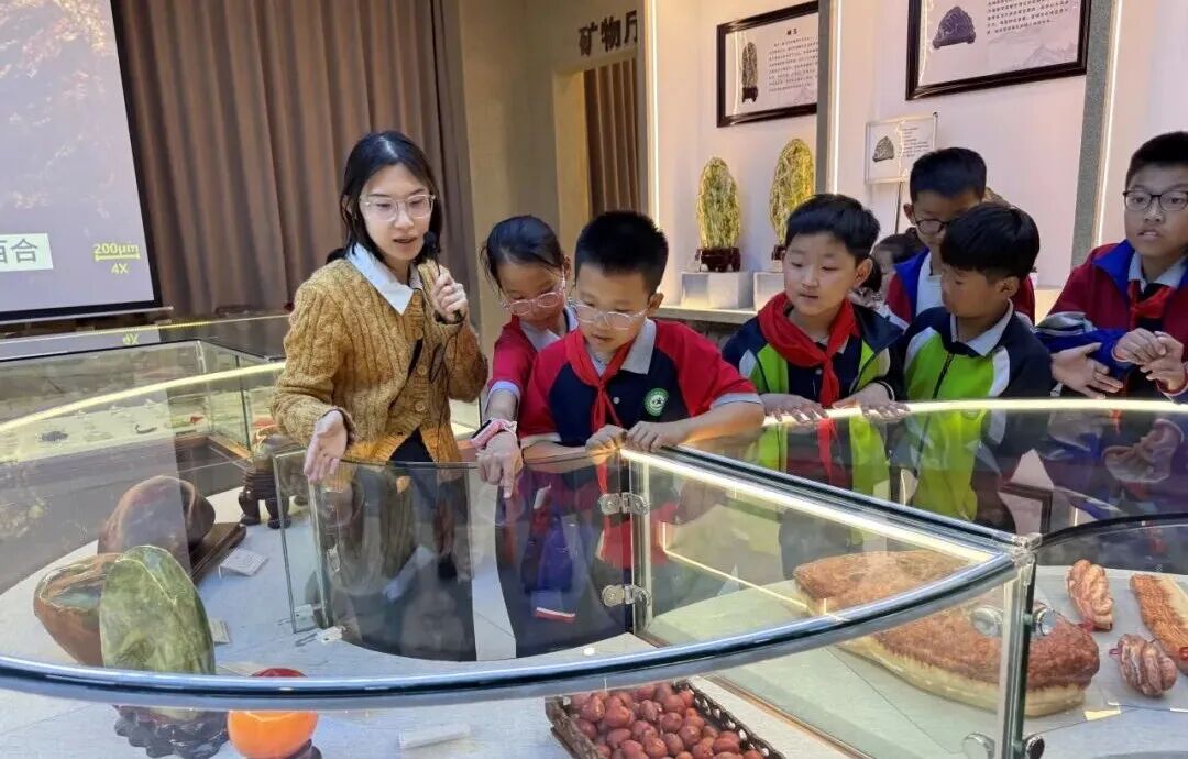科普润童心 研学启新智——西韩蒋小学、实验二小师生走进beat365官网地质馆