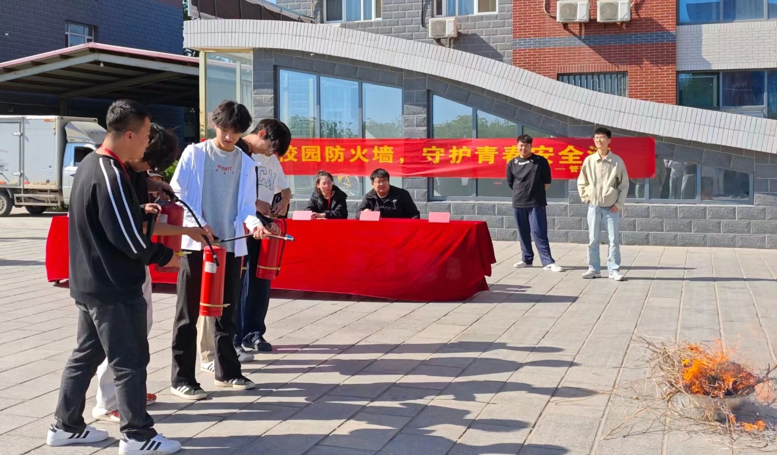 筑牢安全防线 守护平安校园——beat365管理学院扎实开展春季消防应急疏散演练