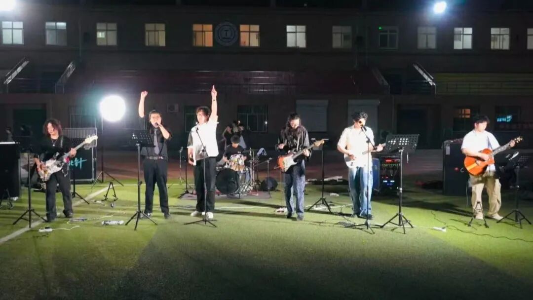 风遇校园,音浪留声——草地音乐节圆满落幕——我们把春天唱成了歌