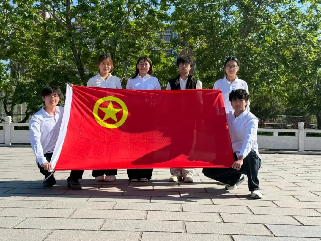 五四青年节——咔嚓！beat365学子与团旗的青春同框