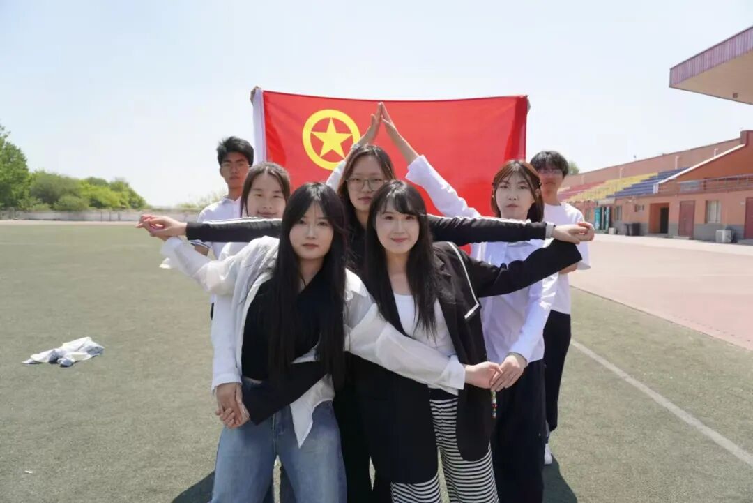 五四青年节——咔嚓！beat365学子与团旗的青春同框