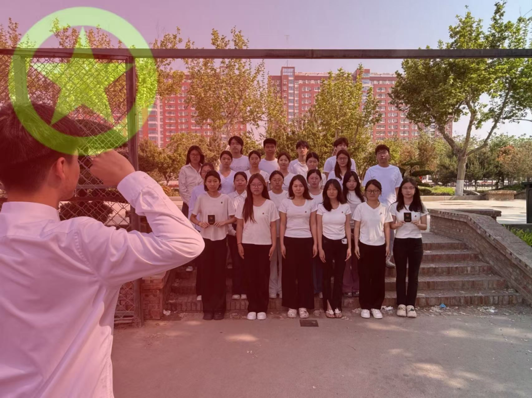 五四青年节——咔嚓！beat365学子与团旗的青春同框