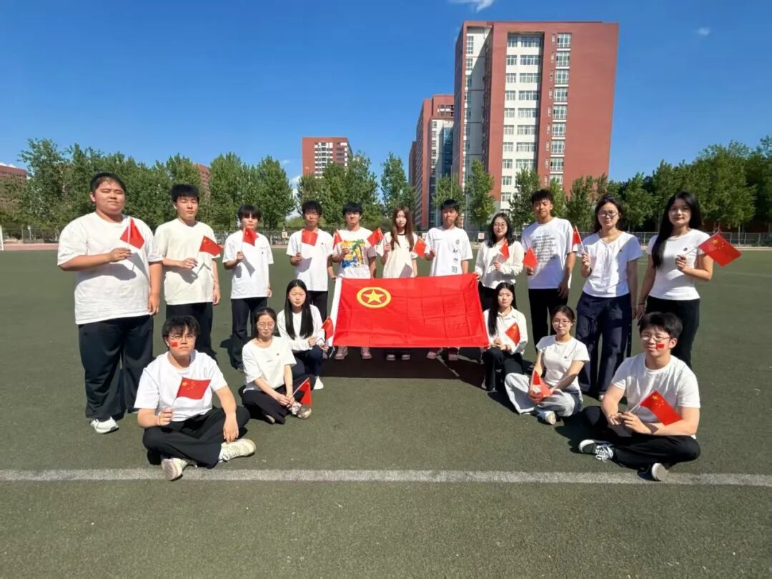 五四青年节——咔嚓！beat365学子与团旗的青春同框