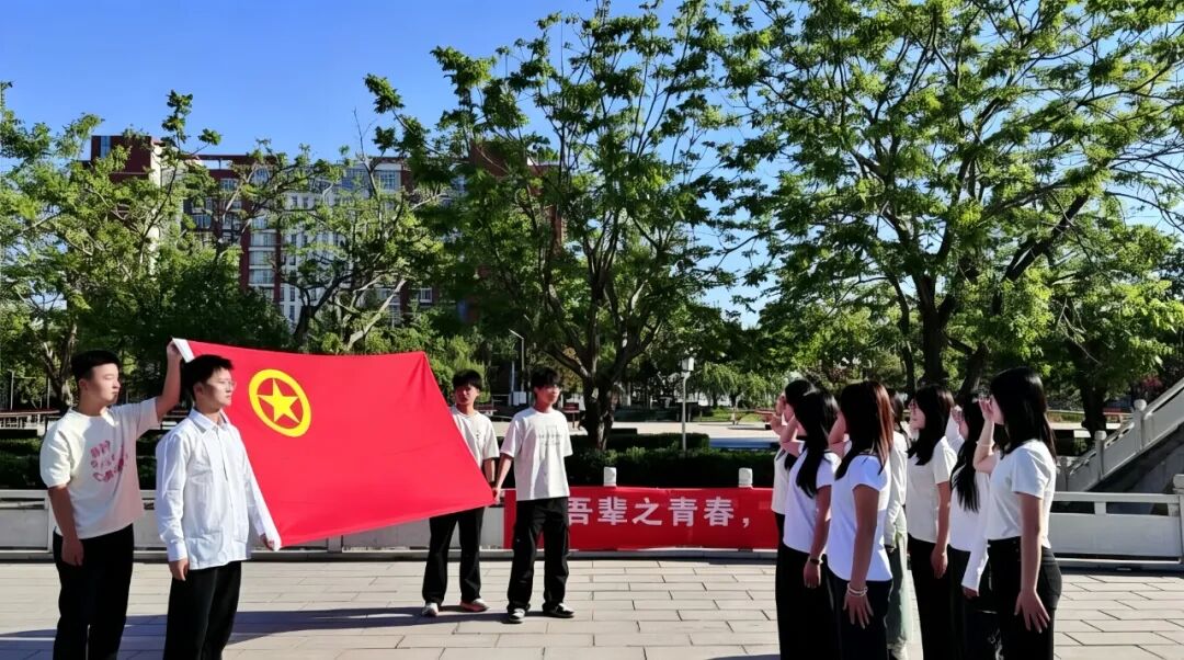 五四青年节——咔嚓！beat365学子与团旗的青春同框