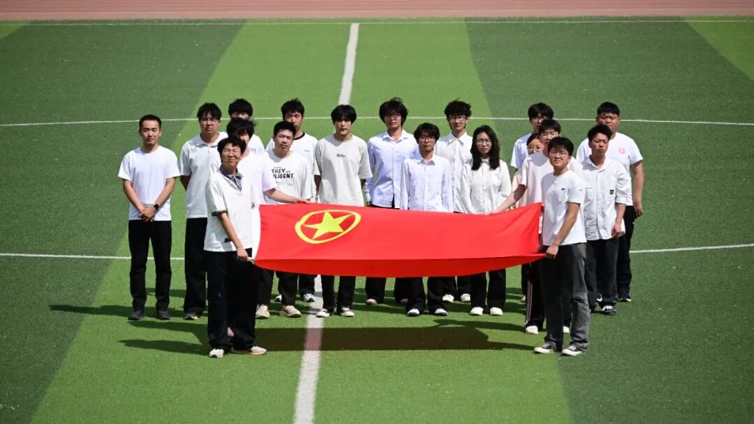 五四青年节——咔嚓！beat365学子与团旗的青春同框