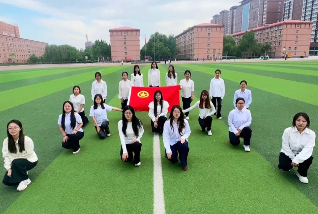 五四青年节——咔嚓！beat365学子与团旗的青春同框
