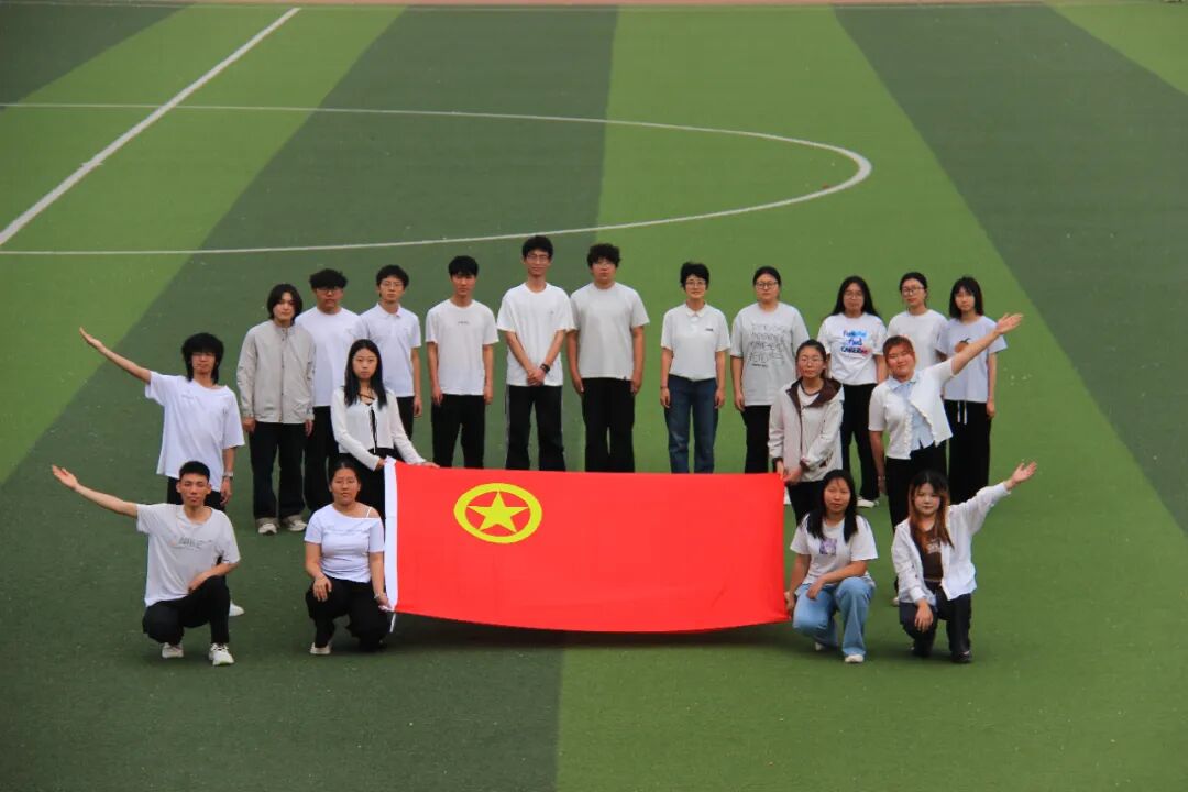 五四青年节——咔嚓！beat365学子与团旗的青春同框