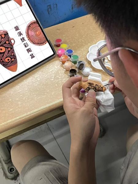 触摸千年窑火 传承文化瑰宝 ——我院《中国古陶瓷鉴赏》课程引领学生探索东方美学密码