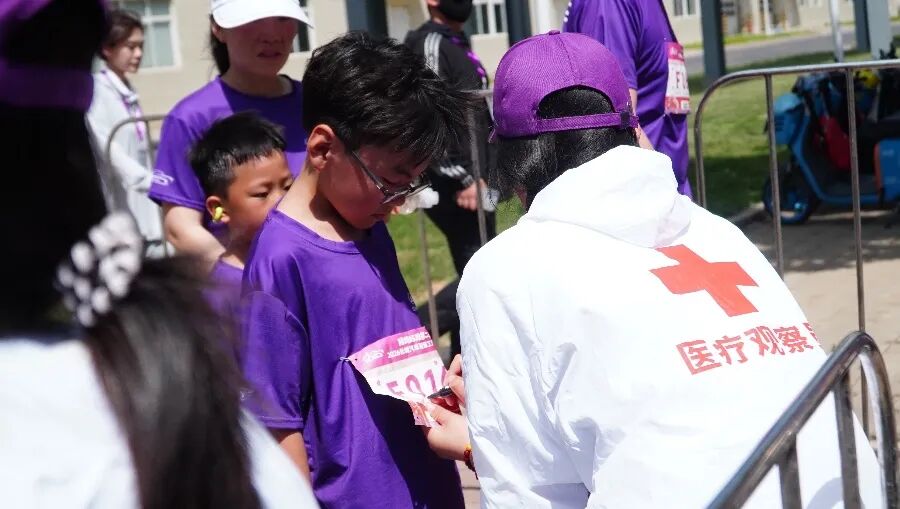 青春守护赛道 志愿筑牢防线——beat365官网310名志愿者助力2026长城汽车智慧工厂半程马拉松圆满落幕