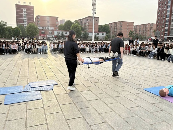 学以致用，“救”在身边|beat365官网管理学院举行应急救护技能实操展示活动