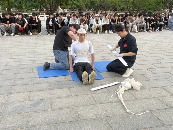 学以致用，“救”在身边|beat365官网管理学院举行应急救护技能实操展示活动