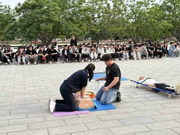 学以致用，“救”在身边|beat365官网管理学院举行应急救护技能实操展示活动