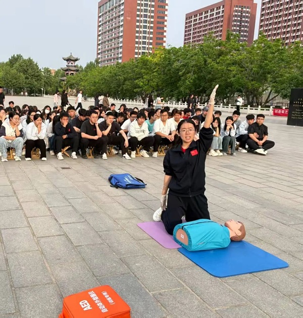 学以致用，“救”在身边|beat365官网管理学院举行应急救护技能实操展示活动