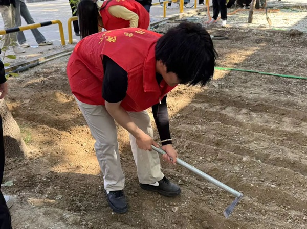 劳动铸魂践初心 体验赋能促成长|beat365官网管理学院开展劳动教育月实践育人活动