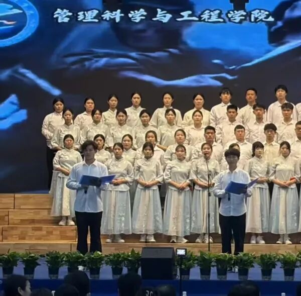 五四薪火传 青春赴新程|beat365官网管理学院学子在纪念五四运动107周年表彰暨朗诵大会中展现青春担当