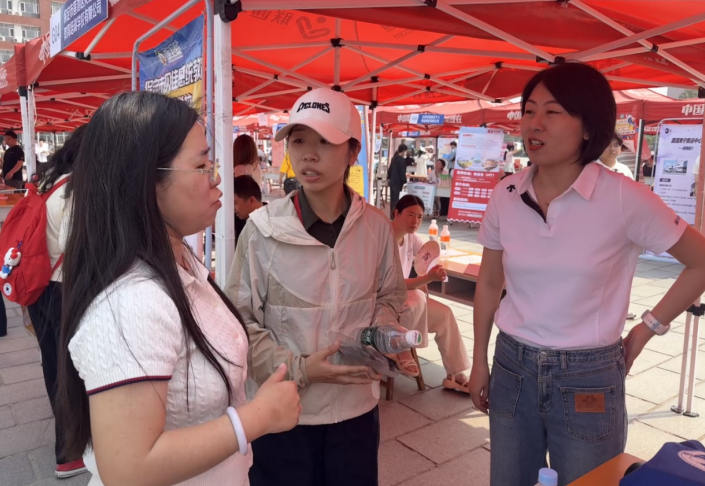 【教育学院·就业动态】访企对接精准发力 校企签约再结硕果——教育学院领导深入校级招聘会现场走访交流