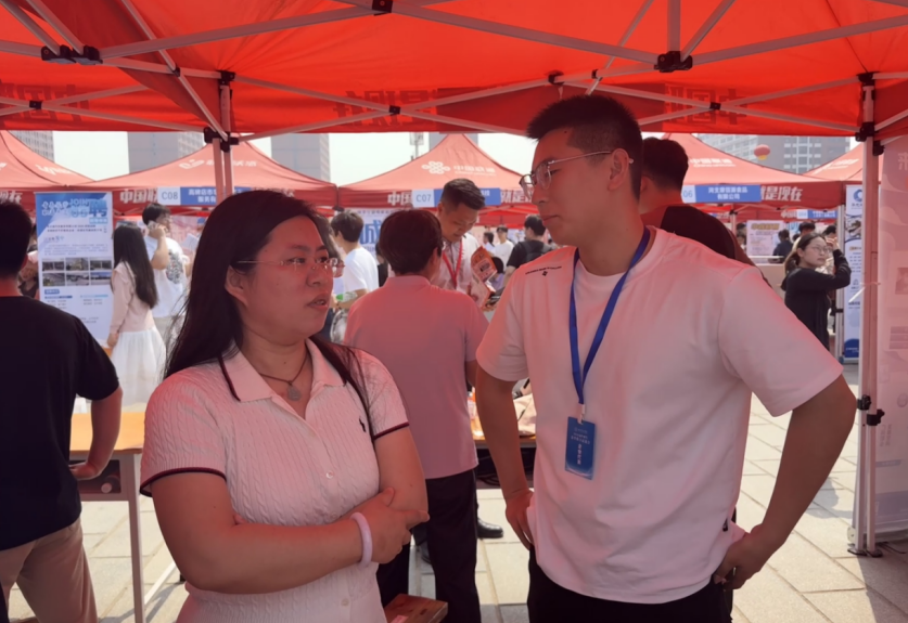 【教育学院·就业动态】访企对接精准发力 校企签约再结硕果——教育学院领导深入校级招聘会现场走访交流