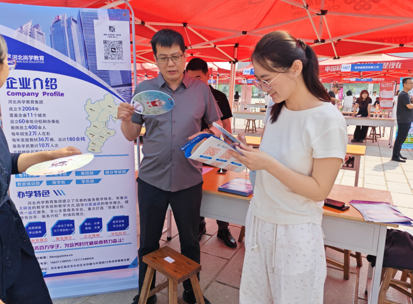 【教育学院·就业动态】访企对接精准发力 校企签约再结硕果——教育学院领导深入校级招聘会现场走访交流