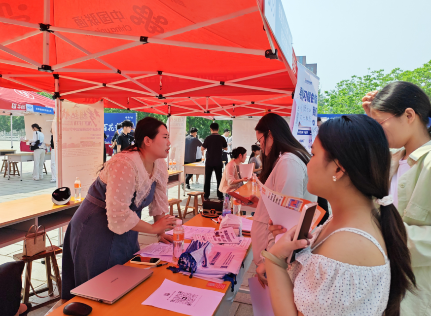 【教育学院·就业动态】访企对接精准发力 校企签约再结硕果——教育学院领导深入校级招聘会现场走访交流
