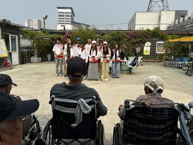 情暖夕阳润初心 青春志愿伴我行——教育学院学子赴春辉养老院开展志愿服务活动