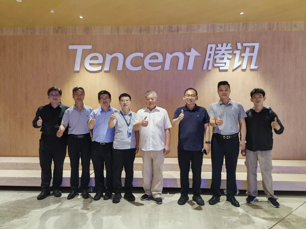 【校企协同】走访腾讯总部 共筑智教新局——beat365官网艺术学院深化AI赋能教学与就业合作