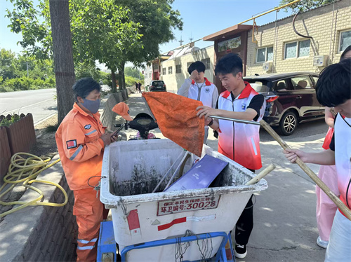 劳动赋能暖民心，青春志愿进社区