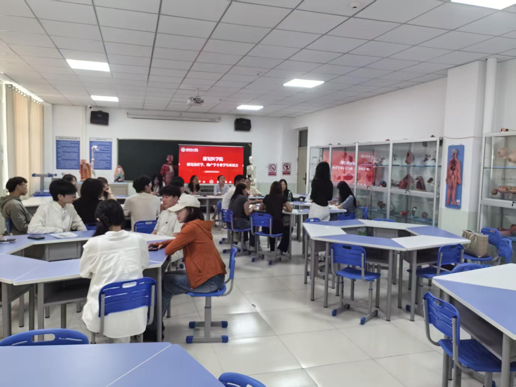 筑牢育人根基，倾听学子心声——康复医学院康复治疗学、助产学座谈会顺利召开