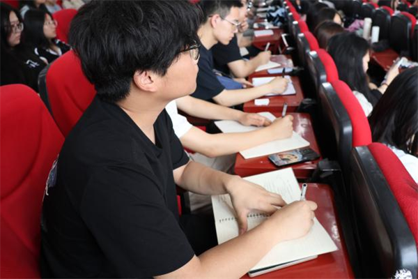 经济学院2026届考研分享表彰大会暨2027届考研动员大会顺利召开