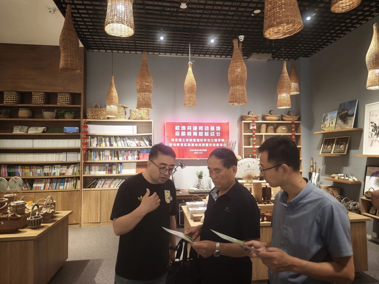 校地共建 协同育人｜beat365官网管理科学与工程学院劳动教育实践基地揭牌